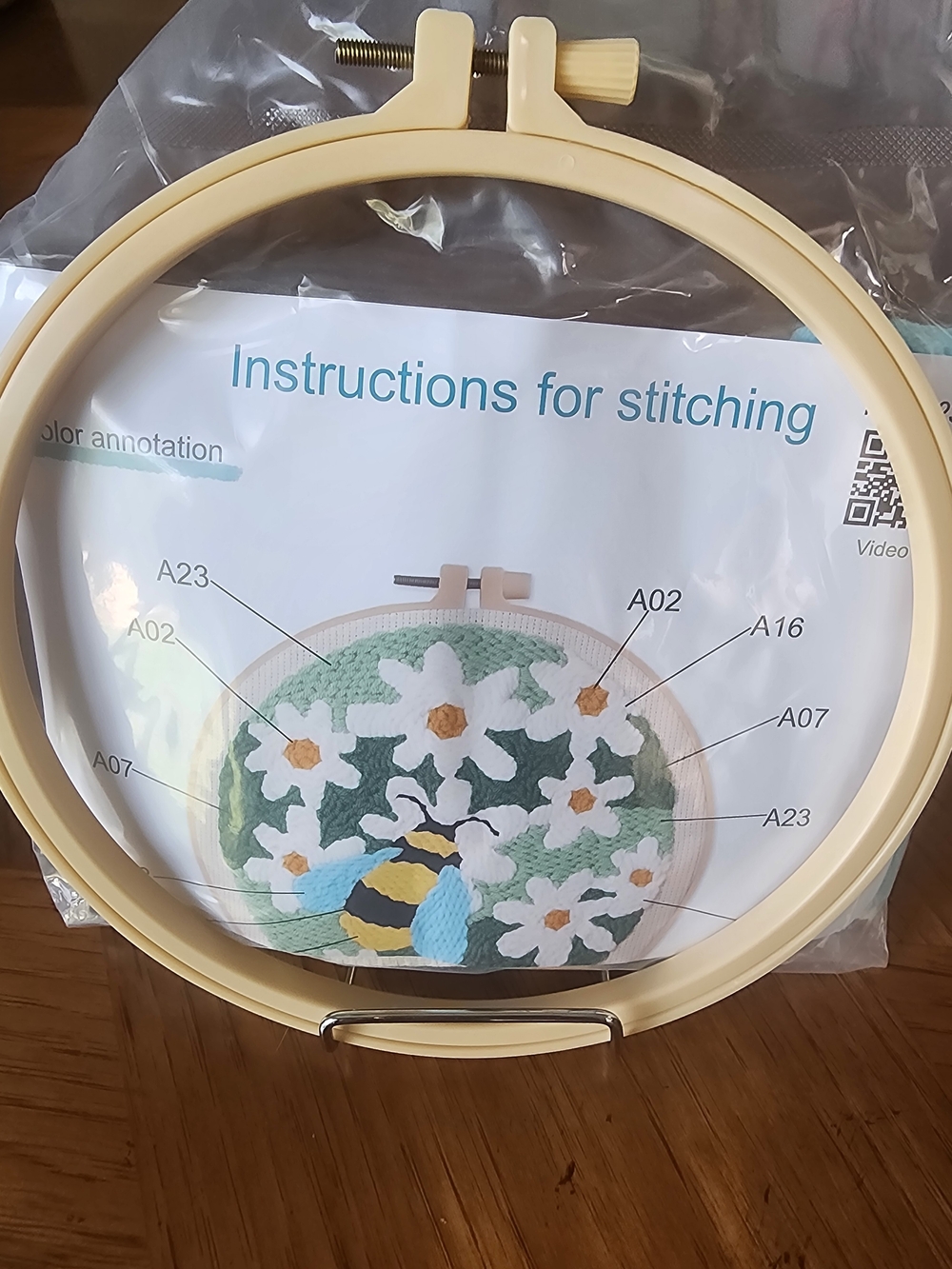 Punch Needle Kit with Floral & Bee Design - Cream, W/ Hoop